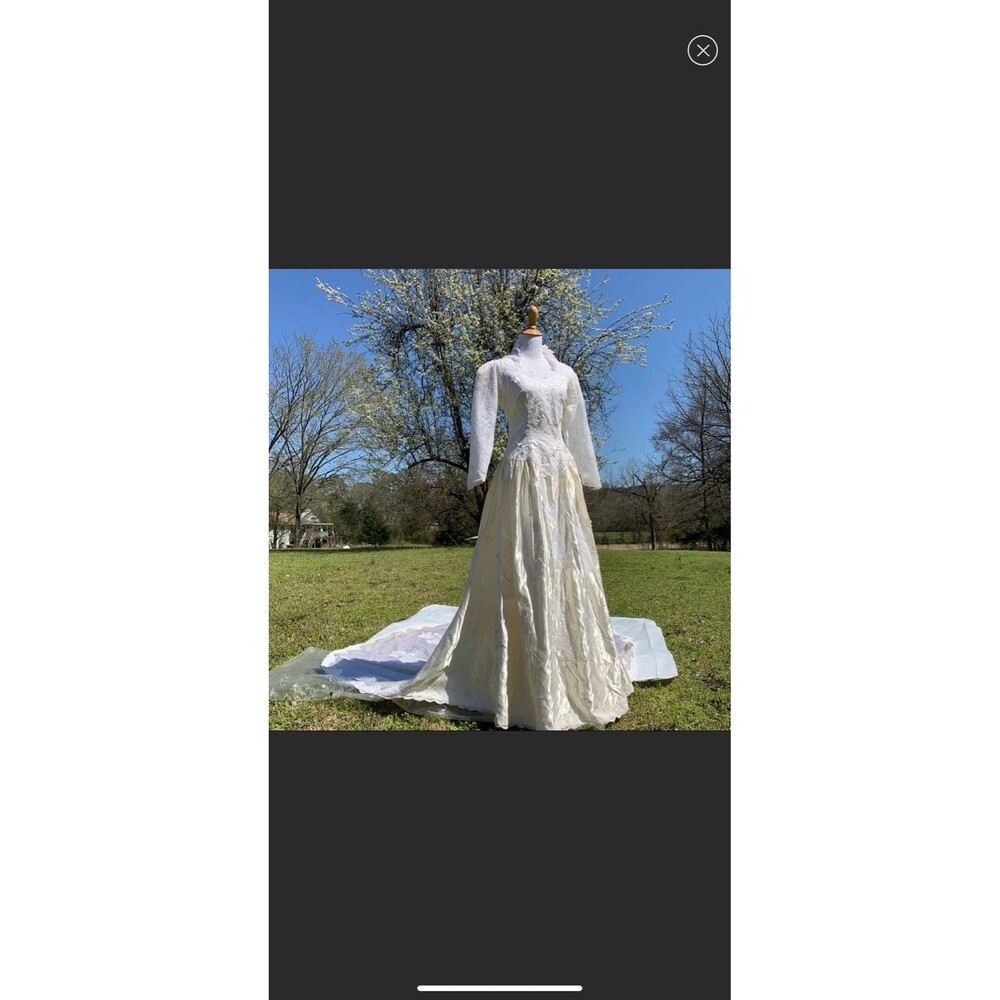 Vintage Off-White Floral Appliqué Long Train Wedding Dress